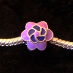 /381-702-thickbox/perle-charmies-fleur-violette-rose-en-metal-emaille.jpg
