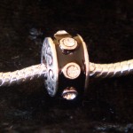 /387-708-thickbox/perle-charmies-anneau-noir-en-metal-et-pierres-zirconium.jpg