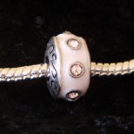 /388-709-thickbox/perle-charmies-anneau-blanc-en-metal-et-pierres-zirconium.jpg
